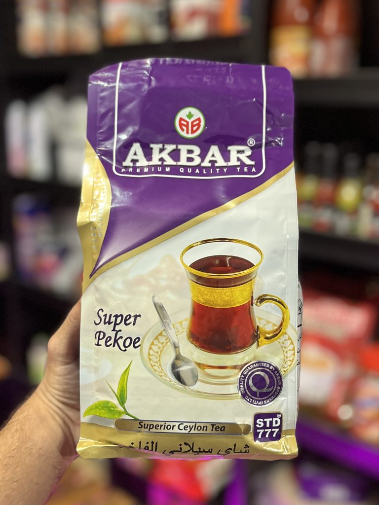 چای سیاه سیلانی اکبر سوپر پیکو ۴۰۰ گرم با بسته‌بندی قرمز و طعم اصیل سریلانکایی
